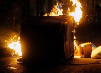 Φωτιά σε κάδο σκουπιδιών αναστάτωσε γειτονιά στη Λάρισα