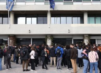 Αποκλείουν τις εισόδους του ΑΠΘ οι φοιτητές – Μαζικές κινητοποιήσεις ενάντια στα ιδιωτικά πανεπιστήμια