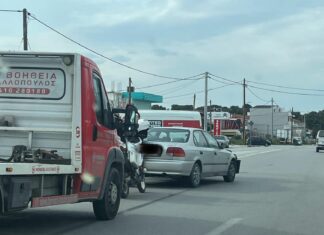 Λάρισα: Τροχαίο στη Φαρσάλων, επαγγελματικό βανάκι τράκαρε με αυτοκίνητο (ΦΩΤΟ)