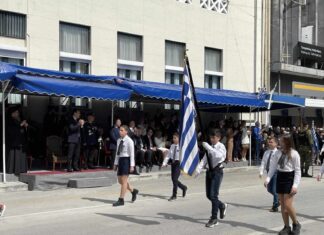 Με λαμπρότητα και δέος η παρέλαση για την 25η Μαρτίου στη Λάρισα – ΦΩΤΟ