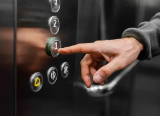 Λάρισα: Κατέβασε το γενικό της ΔΕΗ και παγίδευσε τους κλέφτες στο ασανσέρ μέχρι να έρθει η αστυνομία!