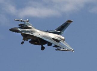 F-16: Επί 1,5 ώρα πάλευε στην ανοιχτή θάλασσα ο πιλότος του αεροσκάφους που κατέπεσε στη νήσο Ψαθούρα