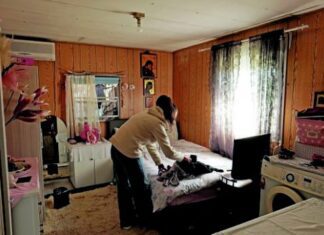 Σεισμός στην Πάρνηθα: Ζουν σε κοντέινερ από το 1999