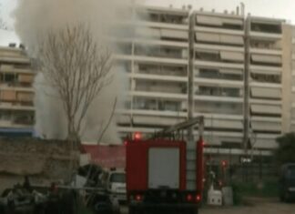 Φωτιά σε υπαίθριο χώρο στα Πατήσια – Εκρήξεις σε εγκαταλελειμμένα οχήματα