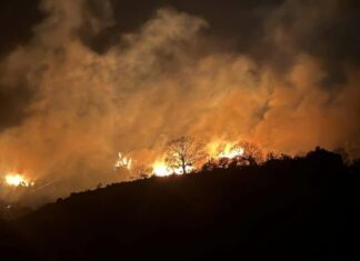 Σε ύφεση η φωτιά στον Ταΰγετο – Εκκενώθηκε ο οικισμός Αράχωβα