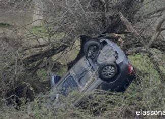 Απίστευτο τροχαίο στην Ελασσσόνα: Αυτοκίνητο κατέληξε τουμπαρισμένο στην άκρη του ποταμού, τραυματίστηκε μια γυναίκα (ΦΩΤΟ)