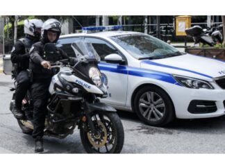 Λαρισαίοι αστυνομικοί άνοιξαν το δρόμο για ένα δίχρονο παιδάκι