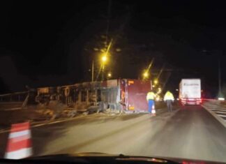 Ανατροπή νταλίκας στην εθνική οδό Κορίνθου – Τριπόλεως, κλειστή και στα δύο ρεύματα κυκλοφορίας