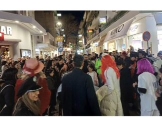 Η Λάρισα γέμισε μπουλούκια μασκαράδων που γιόρτασαν χορεύοντας και τρώγοντας κρέπα (ΦΩΤΟ)