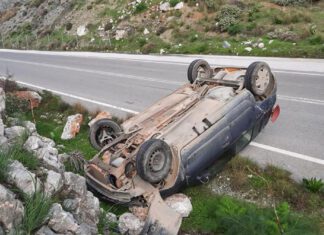 Απίστευτο τροχαίο: Αυτοκίνητο βρέθηκε τουμπαρισμένο έξω από τη Λάρισα μετά από σύγκρουση