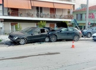 Πολύ σοβαρός τραυματισμός 19χρονου στην Λάρισα – Το αμάξι του προσέκρουσε πάνω σε παρκαρισμένα αυτοκίνητα (ΦΩΤΟ)