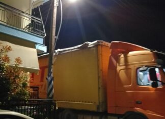 Λάρισα: Απίστευτο – Νταλίκα σφήνωσε σε βεράντα! (ΦΩΤΟ)