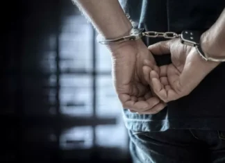 Λάρισα: Συνελήφθη με πιστόλι κρότου και χιλιάδες πυροτεχνήματα (ΦΩΤΟ)