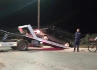 Τροχαίο βραδιάτικα στη Λάρισα: Έριξε με το αυτοκίνητο τον φράχτη του Στρατοπέδου Μπουγά (ΦΩΤΟ)