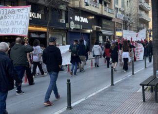 Φώναξαν για τις βάσεις του ΝΑΤΟ με πορεία στο κέντρο της Λάρισας – ΦΩΤΟ