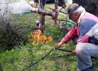 Αγρότης βρήκε «φλέβα» φυσικού αερίου στο χωράφι του (βίντεο)