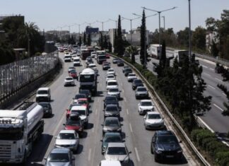 Αττική Οδός: Κλειστές λωρίδες και καθυστερήσεις λόγω φωτιάς σε αυτοκίνητο