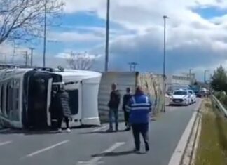 Ανατροπή νταλίκας στη γέφυρα Καλυφτάκη – Κυκλοφοριακό κομφούζιο στην Αθηνών-Λαμίας