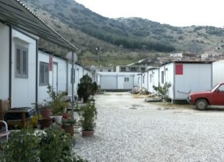 Δαμάσι: Τρία χρόνια μετά τον σεισμό οι κάτοικοι συνεχίζουν να ζουν σε κοντέινερ (βίντεο)