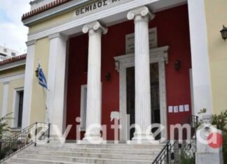 Χαλκίδα: Δικηγόρος κατέβασε την ελληνική σημαία έξω από τα δικαστήρια και κρέμασε τις… κάλτσες της