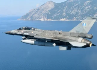 Πτώση F-16: Μιάμιση ώρα πάλευε στην ανοιχτή θάλασσα ο πιλότος – Στο νοσοκομείο στην Αθήνα ο πατέρας του από τη Λάρισα