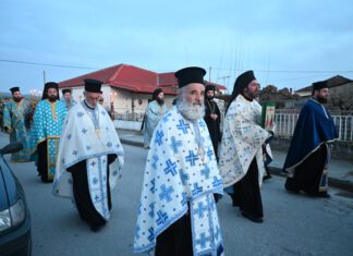 Έσπειρε τον πανικό σε χωριό του Τυρνάβου την ώρα λιτανείας – Σταμάτησε οριακά το αυτοκίνητο πριν πέσει στην πομπή