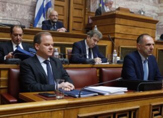 Ο Κώστας Καραμανλής το «γύρισε» στο «δεν ήξερα» και συγγενείς θυμάτων τον περιμένουν στην Λάρισα