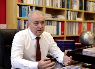 Ευθύμης Λέκκας: Αστεία όσα προτείνονται για Κάρλα – Πυρά κατά Κουρέτα ότι αποφασίζει σε «κλειστό κύκλο»