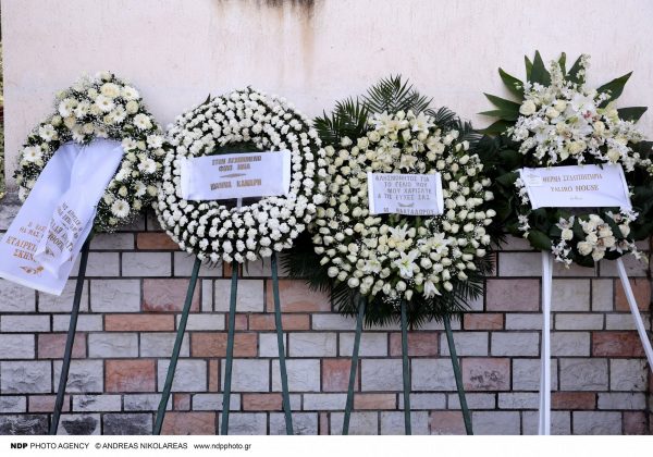 Στεφάνια στην κηδεία του Ηλία Λογοθέτη