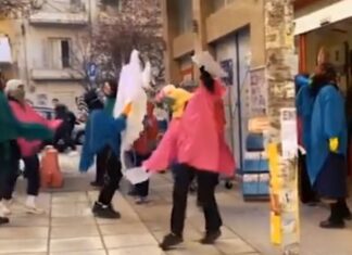 Θεσσαλονίκη: Μασκαράδες κατά της ακρίβειας – Αφαίρεσαν συσκευασίες ελαιολάδου και τις μοίρασαν σε πολίτες