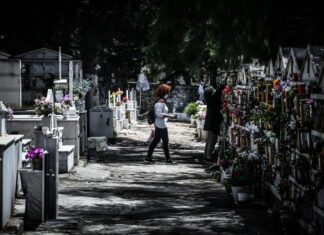 Γιατί δεν λιώνουν οι νεκροί του κορονοϊού: «Τραγικό, αλλά αναμενόμενο», λέει ο καθηγητής Γουργουλιάνης
