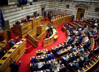 Βουλή: Σε υψηλούς τόνους η συζήτηση για την πρόταση δυσπιστίας – «Παραιτηθείτε για να ανασάνει η δημοκρατία»