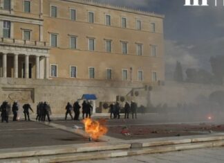 «Απαντήσαμε» σε «επιθέσεις» λέει η αστυνομία για την υπέρμετρη βία στο Σύνταγμα