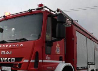 Φωτιά σε χορτολιβαδική έκταση στο Λαύριο