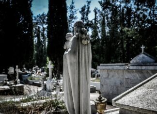 28χρονος αυτοκτόνησε πάνω στο τάφο του πατέρα του – Σκηνές αρχαίας τραγωδίας σε νεκροταφείο