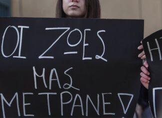 Τέμπη: Αδιανόητο περιστατικό – Γυμνασιάρχης έσκισε λίστα με τα ονόματα των 57 νεκρών