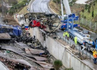 Τέμπη: “Πυρ ομαδόν” από την αντιπολίτευση – “Πρόσω ολοταχώς” για πρόταση δυσπιστίας