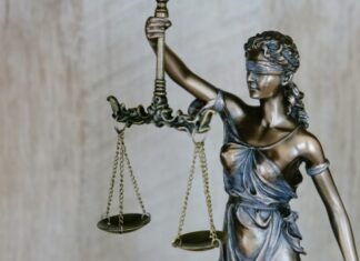 Αναστολή αποχής από ποινικές δίκες – Συνέχιση αποχής για τράπεζες και funds