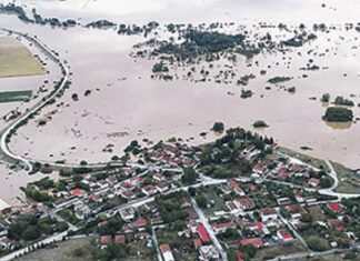 Αφήνουν την πλημμυρισμένη γη τους για 80 τ.μ. στη Λάρισα