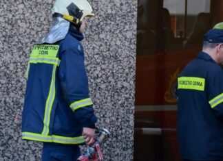 Συναγερμός στην Πυροσβεστική: Φωτιά σε εγκαταλελειμμένο κτίριο επί της Κουμουνδούρου