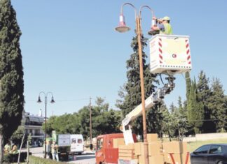 Λάρισα: Σπατάλη ενέργειας στον δημοτικό φωτισμό – Αναμμένα φώτα μέρα μεσημέρι