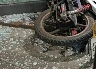 Πάτρα: Διανομέας πέρασε με το μηχανάκι του μέσα από τη τζαμαρία