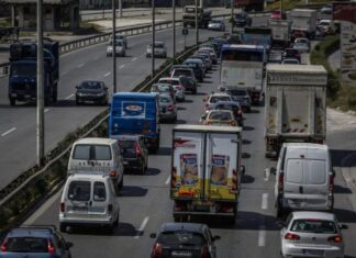 Χαϊδάρι: Ανατροπή νταλίκας στην Αθηνών – Κορίνθου