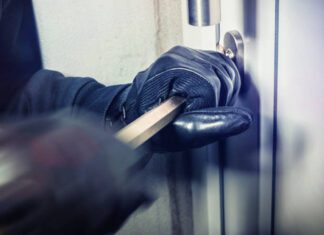 Επίθεση μέσα στο σπίτι της δέχθηκε Φαρσαλινή – Διαρρήκτης της έκλεισε το στόμα και την ακινητοποίησε