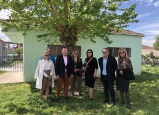 Κόκκαλης στο Δημοτικό Σχολείο Φαλάνης: Ανεπίτρεπτο να κάνουν ακόμη παιδιά μάθημα σε κοντέινερ