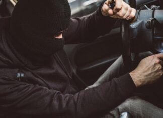 Λάρισα: Τον έπιασαν με μπιτόνι να κλέβει βενζίνη από αμάξι – Είχε διαρρήξει άλλα τέσσερα οχήματα