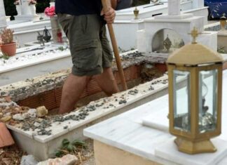 Φρικτές εικόνες σε νεκροταφείο – Προχωρούν σε εκταφές και βρίσκουν αναλλοίωτες σορούς να κολυμπούν σε νερό και λάσπες