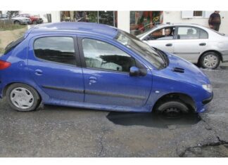 Λάρισα: Λακκούβα «κατάπιε» αυτοκίνητο στην Ανθίμου Γαζή