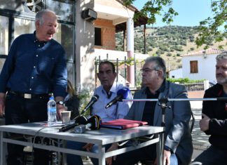 Με εκπροσώπους αγροτών από τα παρακάρλια χωριά ο Δημήτρης Κουτσούμπας (ΦΩΤΟ)