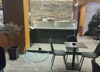 Διαρρήκτες έκαναν «ντου» σε καφετέρια στη Λάρισα – Έσπασαν τις τζαμαρίες και έφυγαν με την ταμειακή μηχανή (ΦΩΤΌ)